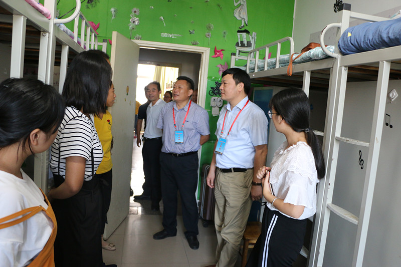 领导进宿舍.jpg 领导进宿舍.jpg