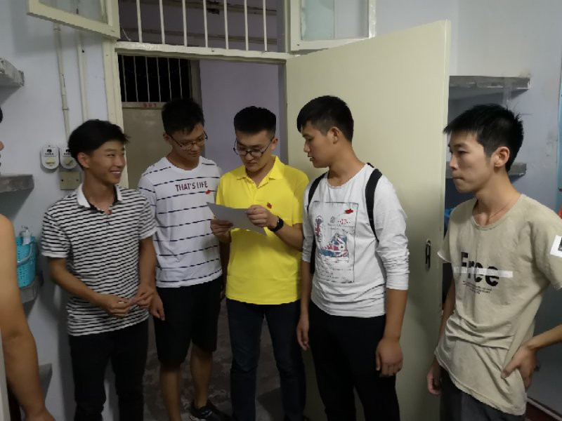 党员进宿舍.jpg 党员进宿舍.jpg